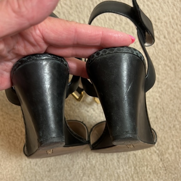 Black Wedge sandal on a faux snakeskin leather look. Ankle strap and gold clasp - Picture 5 of 12